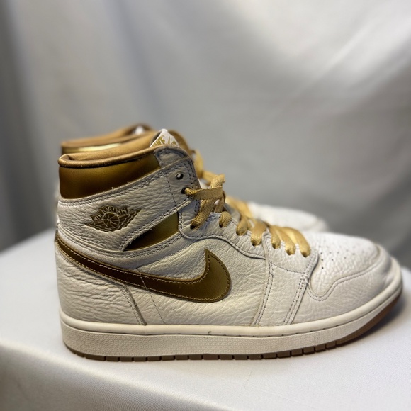 Nike Air Jordan 1 Retro High OG White/Metallic Gold Womens Size 8 FD2596-107 - Picture 2 of 14